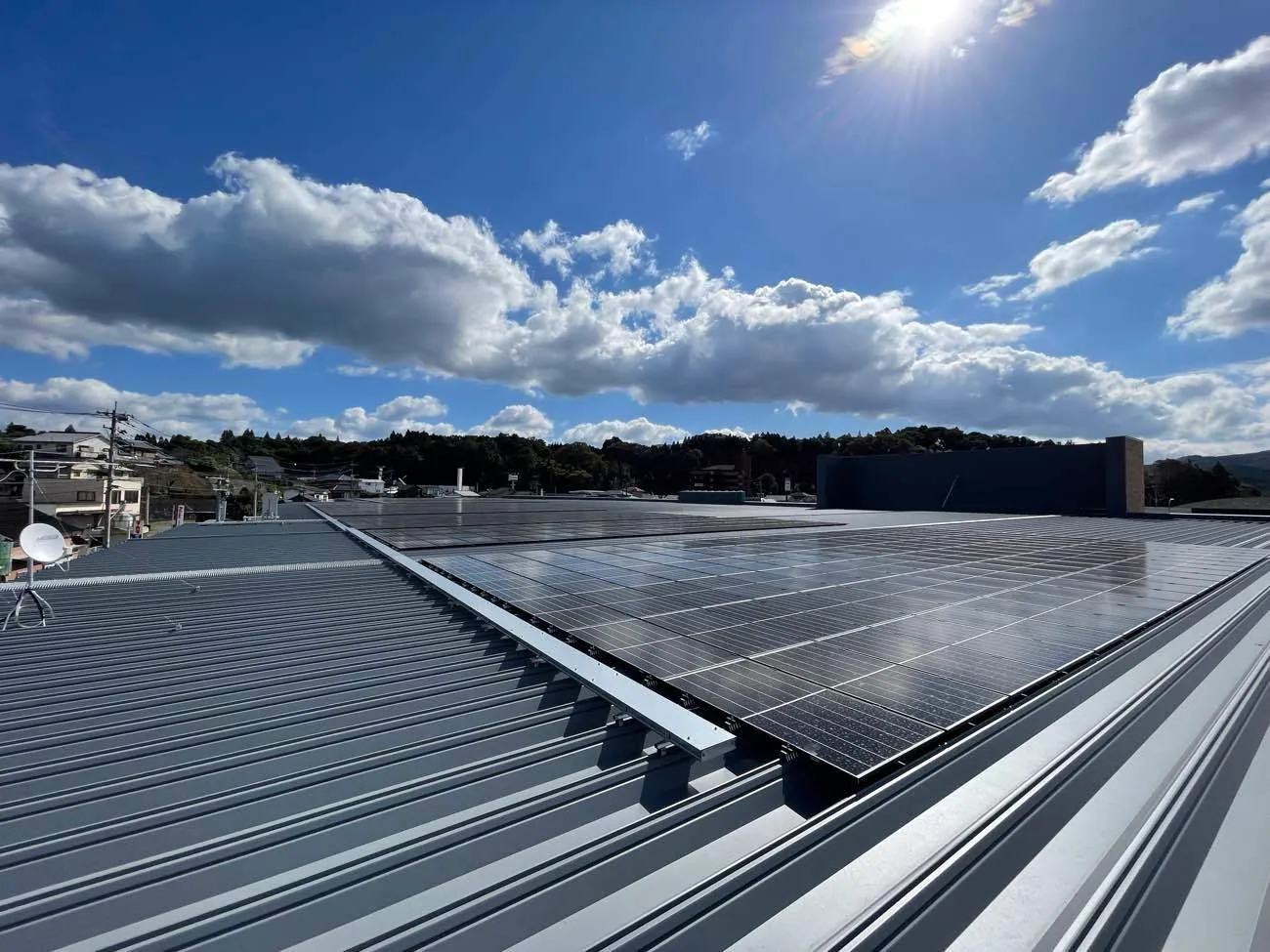 大分県某所ホームセンター　屋根上産業用自家発電太陽光パネル設置2