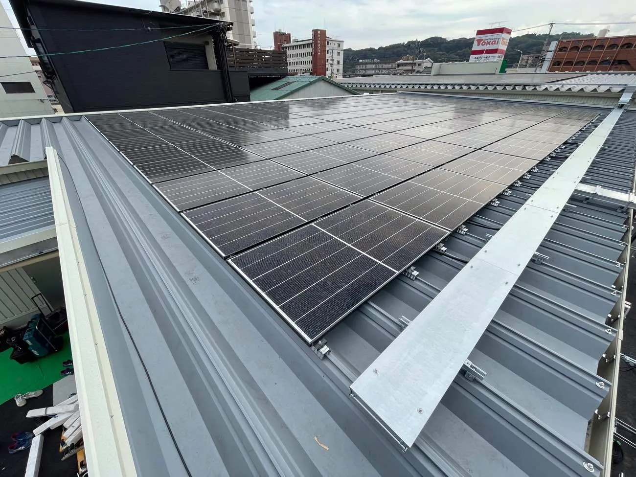 大分県某所ホームセンター　屋根上産業用自家発電太陽光パネル設置