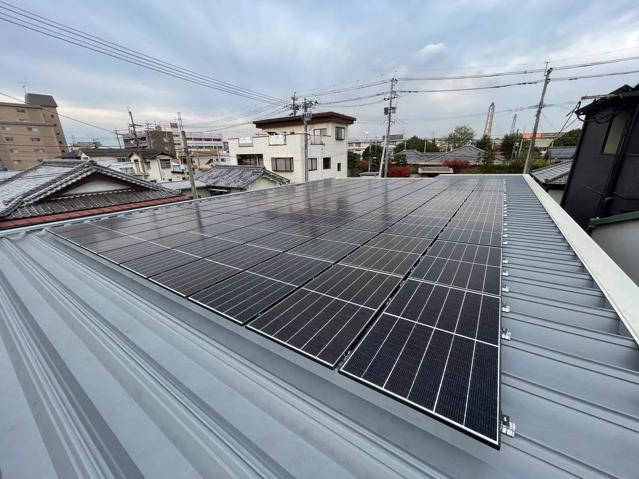 大分県某所ホームセンター　屋根上産業用自家発電太陽光パネル設置