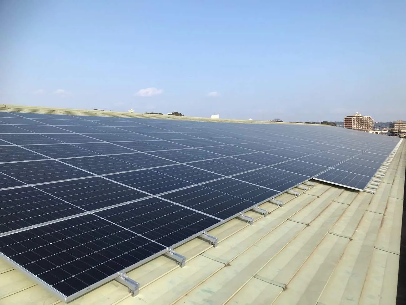 大分県某所スーパー　屋根上産業用自家発電太陽光パネル設置